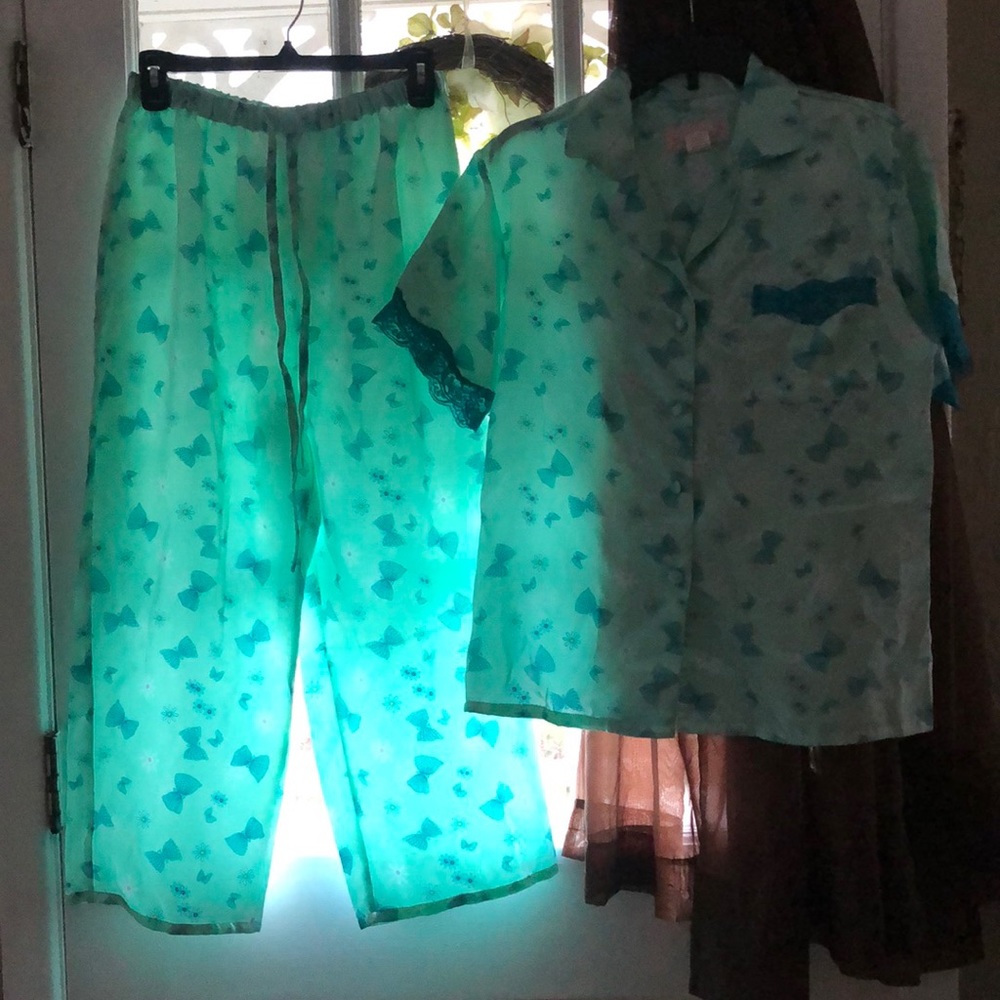 So Heavenly 2 piece capris set.  Waistband has small separation. Needs mending.